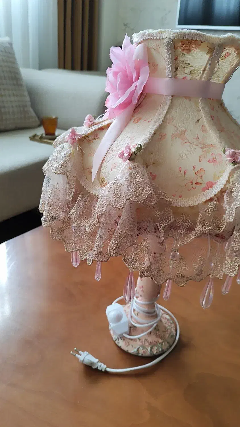 آباژور رومیزی کلاسیک دانتل با آویز کریستالی، شیک|چراغ خواب و آباژور|قم, پردیسان|دیوار