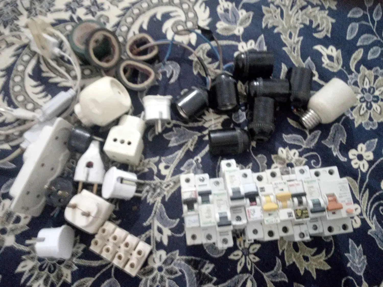 لوازم برقی لامپ کم مصرف ودکوری وسرپبچ وجعبه تقسیم|لامپ و چراغ|چهارباغ, |دیوار