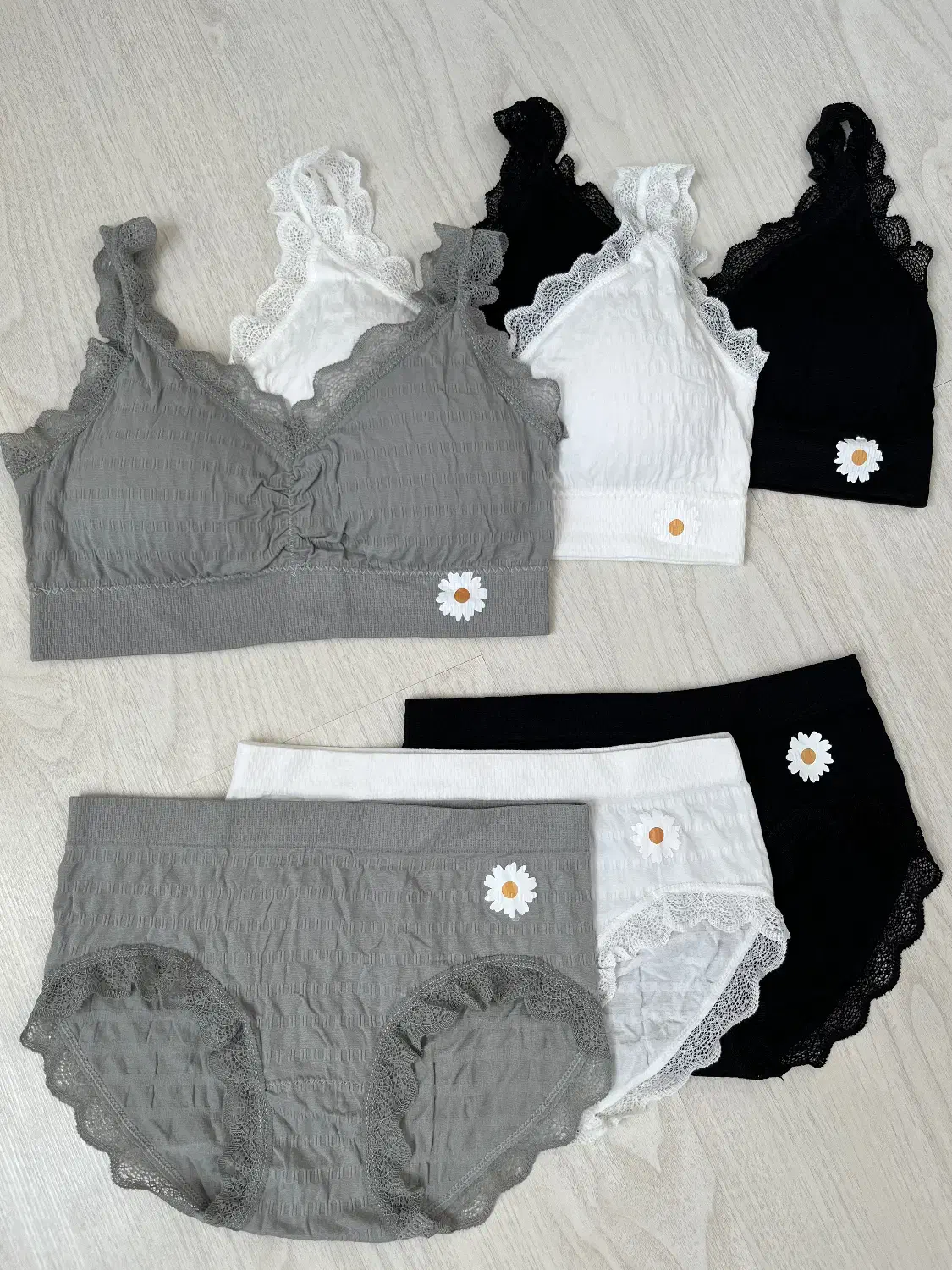 لباس زیر|لباس|رباط‌کریم, رباط‌کریم|دیوار