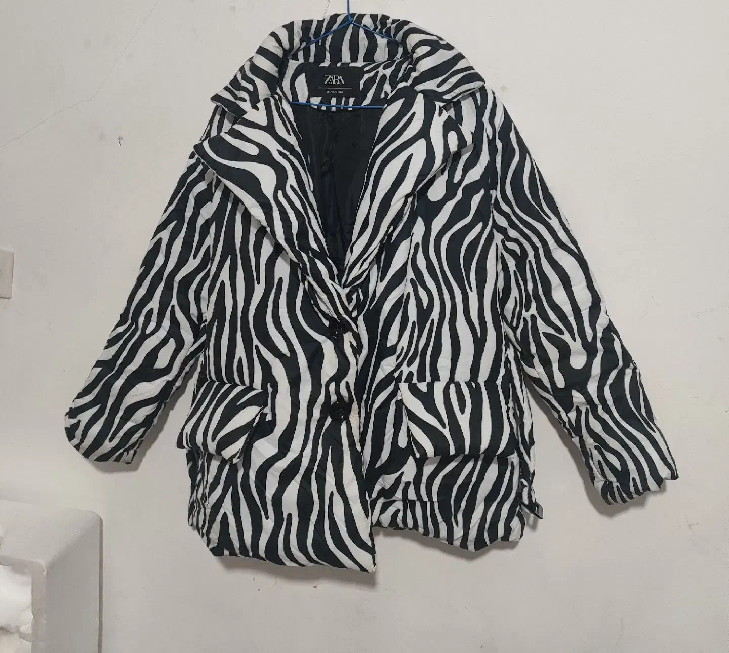 کاپشن|لباس|چناران, |دیوار