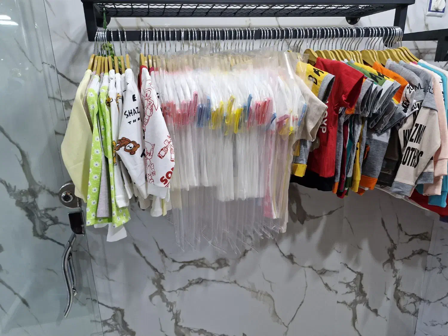 پوشاک بچه گانه|کفش و لباس بچه|شیراز, لب آب|دیوار