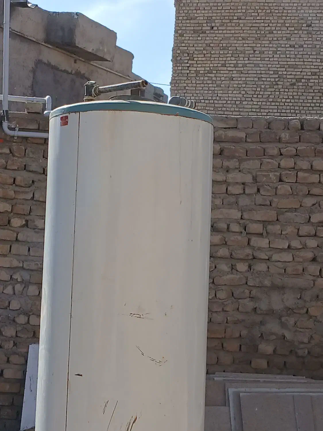 یک آبگرمکن ایستاده|آبگرمکن، پکیج، شوفاژ|قوچان, |دیوار