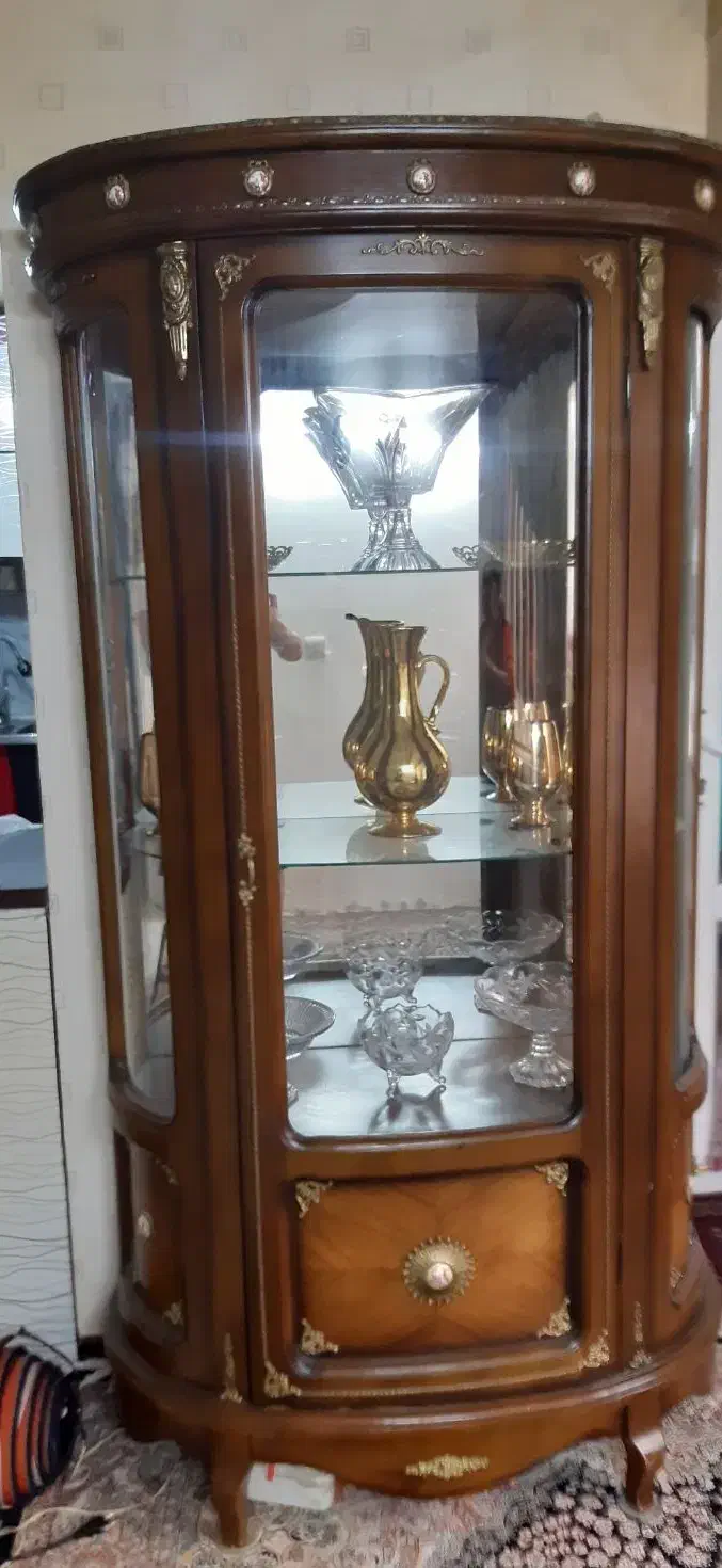 ویترین چوب کار شده با برنج سنگین با وسایل داخلش|بوفه، ویترین، کنسول|پاکدشت, شهرک امام رضا|دیوار