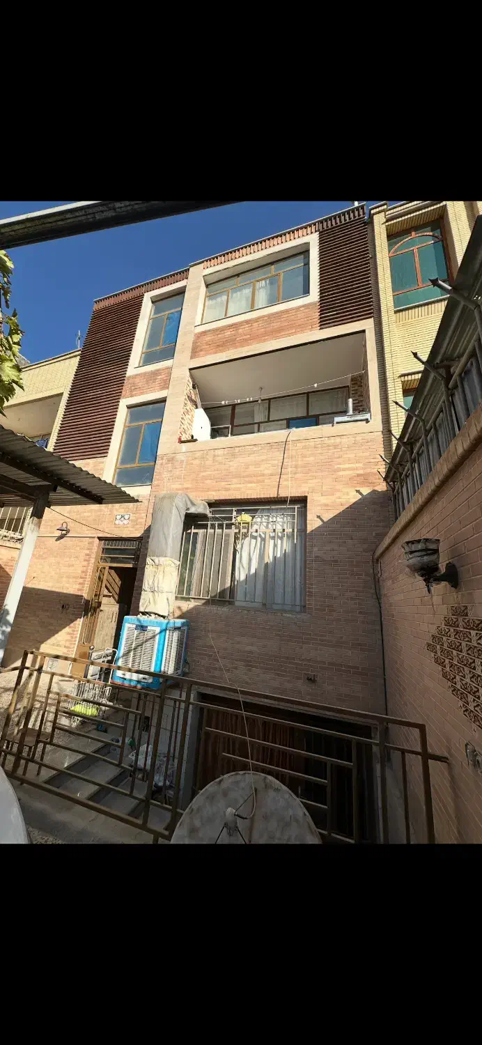 ویلایی شمالی ۴ واحد حیاط بزرگ|فروش خانه و ویلا|فولادشهر, B2|دیوار