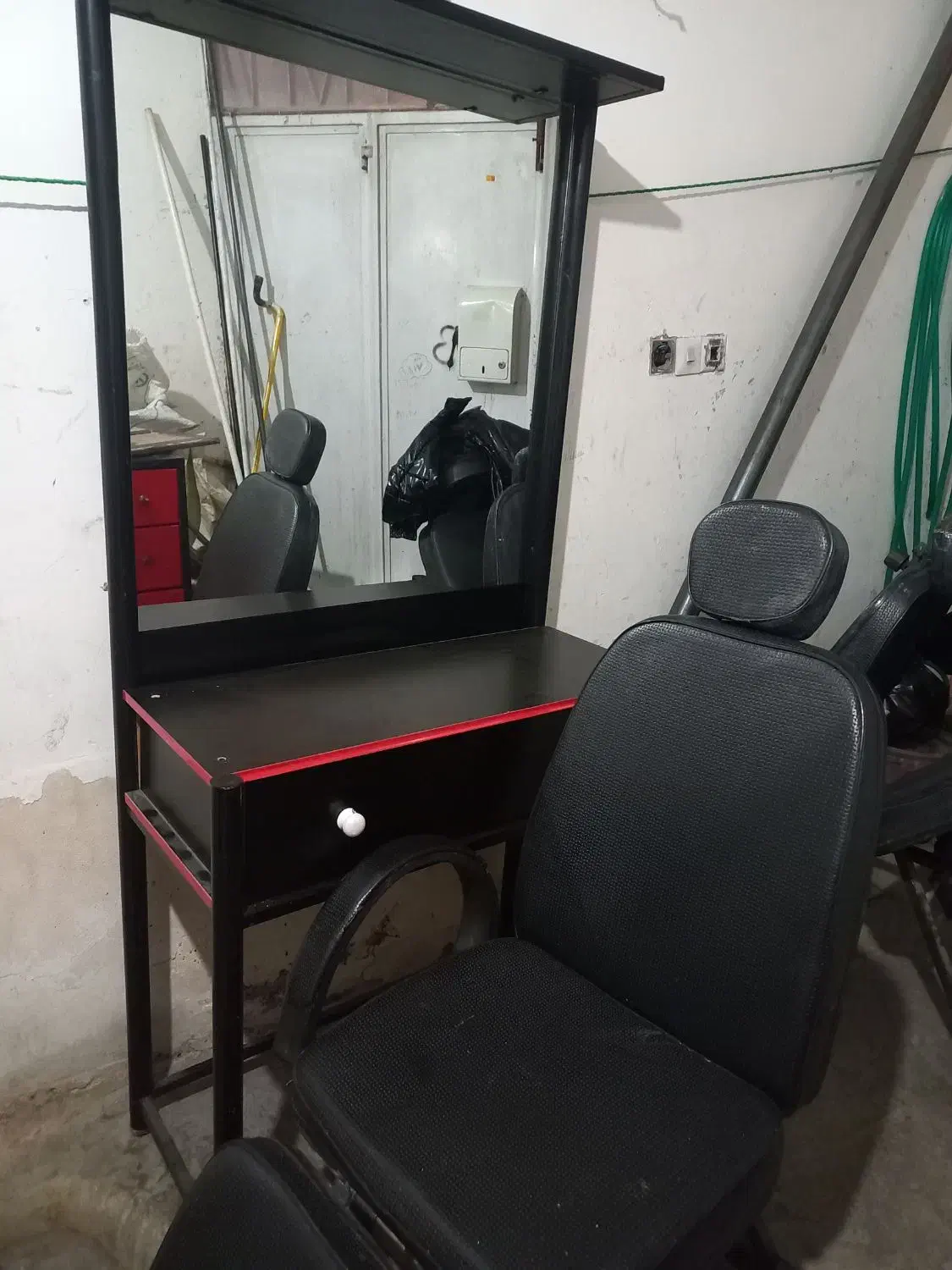 تخت اپلاسیون میز و صندلی اصلاح کمد فلزی|آرایشگاه و سالنهای زیبایی|سنندج, |دیوار