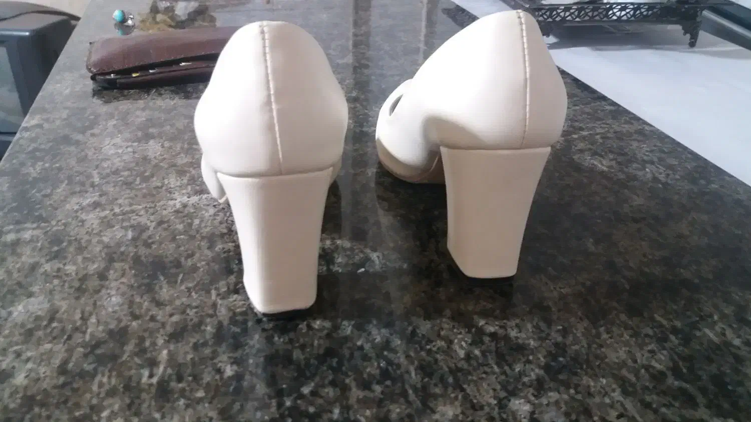 کفش مجلسی مخصوص عروس|کیف، کفش، کمربند|صحنه, |دیوار