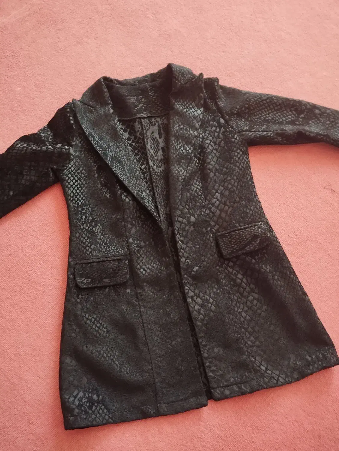 تعدادی لباس|لباس|اردبیل, |دیوار