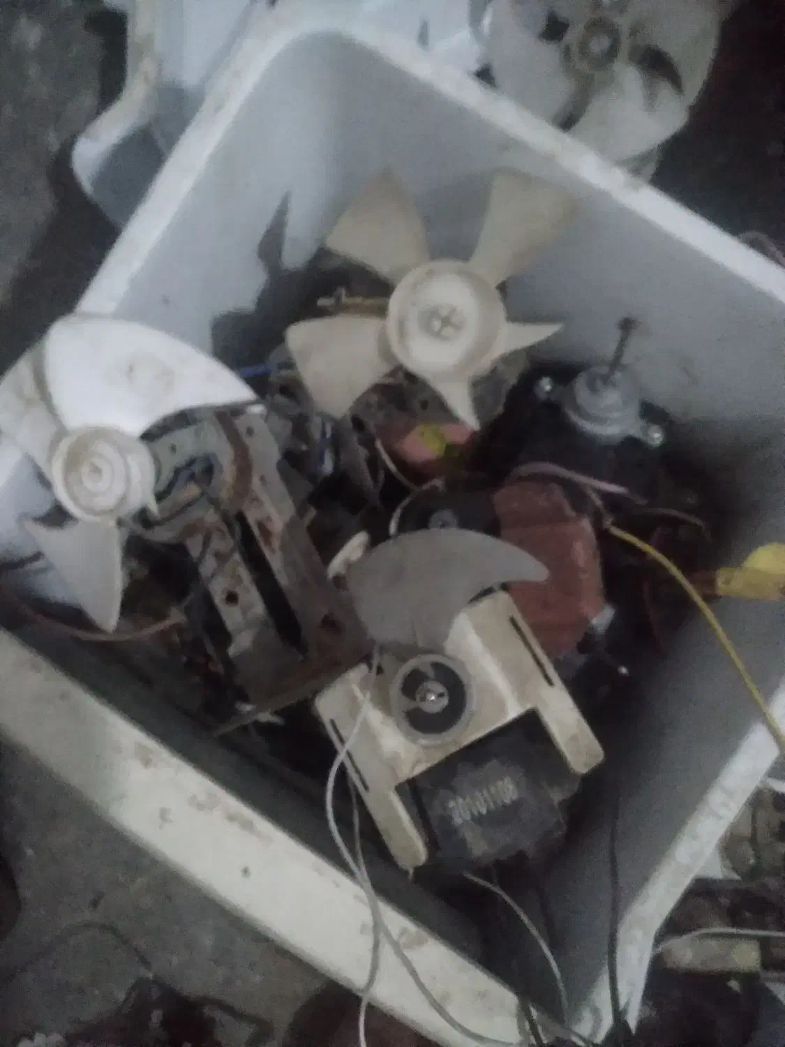 تعدادی فن|پنکه و تصفیه‌کنندهٔ هوا|بجنورد, |دیوار