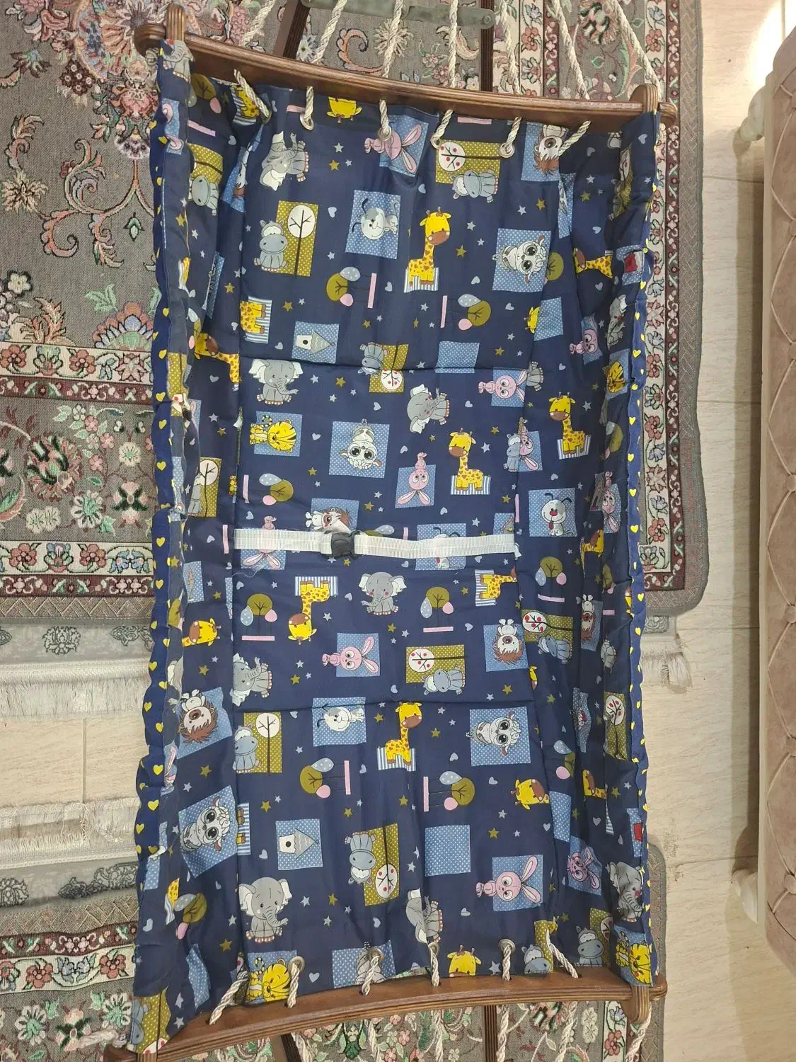 گهواره|تخت و صندلی بچه|آمل, |دیوار