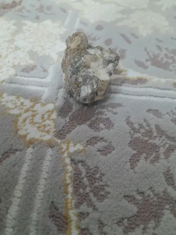 سنگی که درخودش آهن جزبشده.|جواهرات|بروجرد, |دیوار