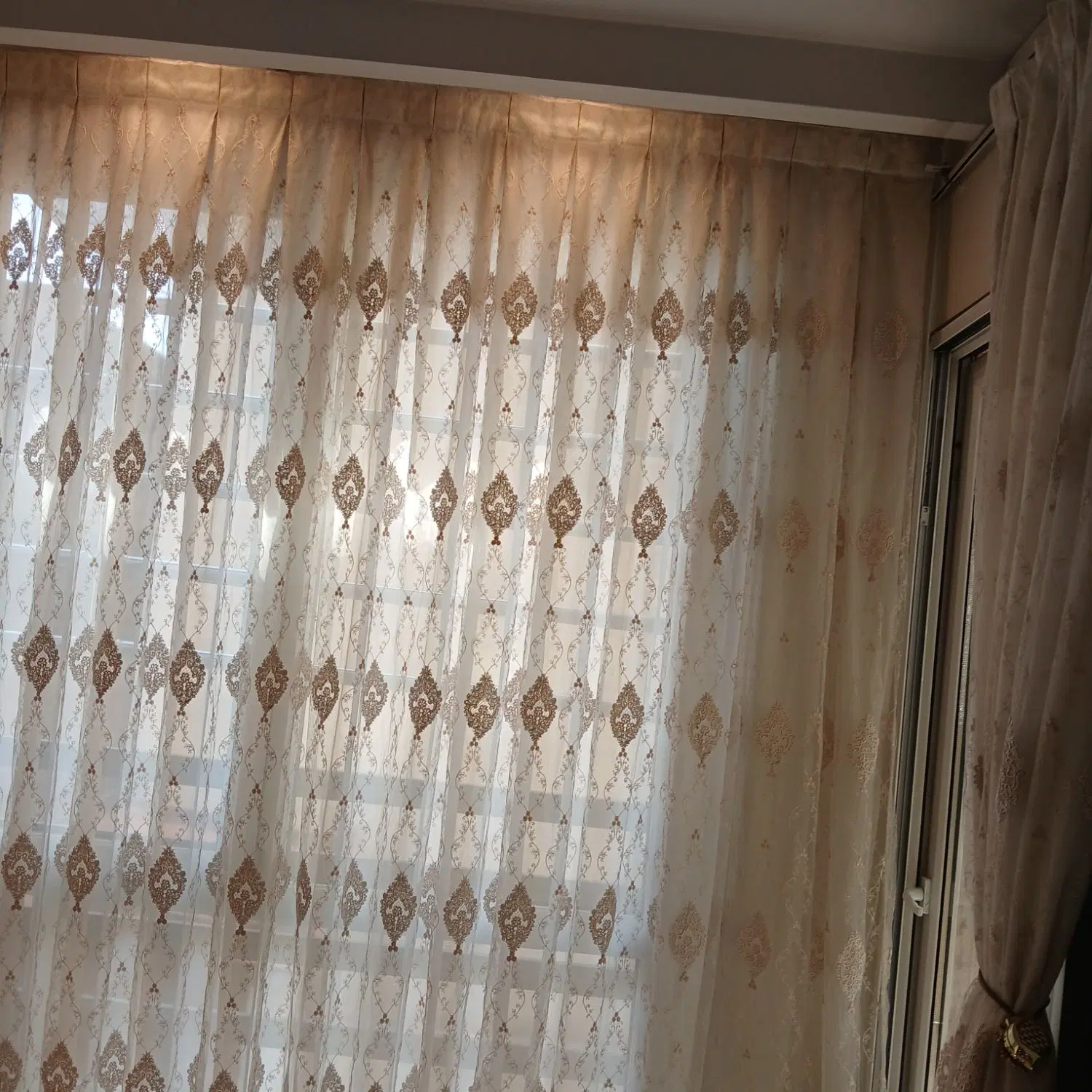 پرده پذیرایی رنگ کرم خوش رنگ ترک مارک دار|پرده، رانر، رومیزی|تهران, اقدسیه|دیوار