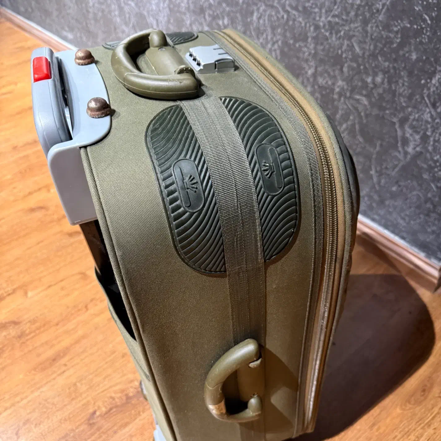 چمدان مسافرتی|کیف، کفش، کمربند|رشت, معلم|دیوار