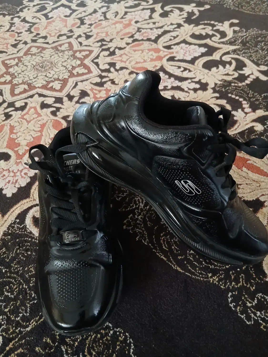 کتانی اسکیچرز ۶۰۰ هزارتومان|کیف، کفش، کمربند|پرند, فاز ۵|دیوار