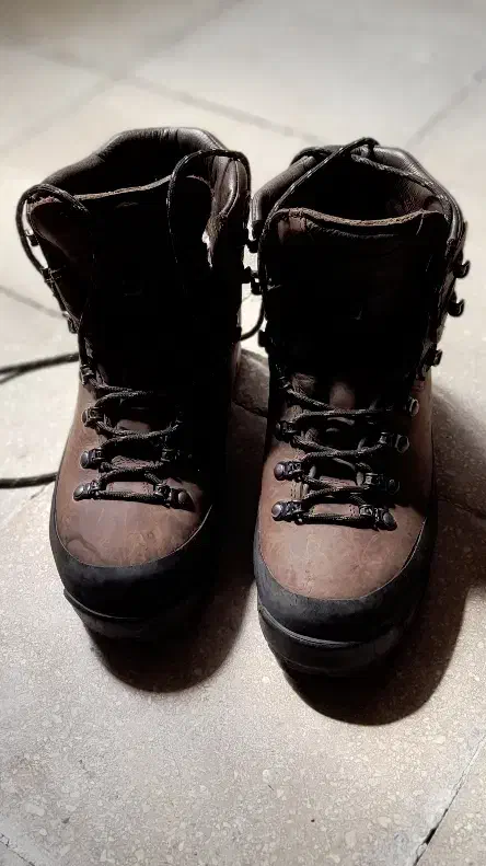 کفش کوهنوردی Lomer چرم طبیعی سایز 40 سالم|کیف، کفش، کمربند|قم, زنبیل آباد|دیوار