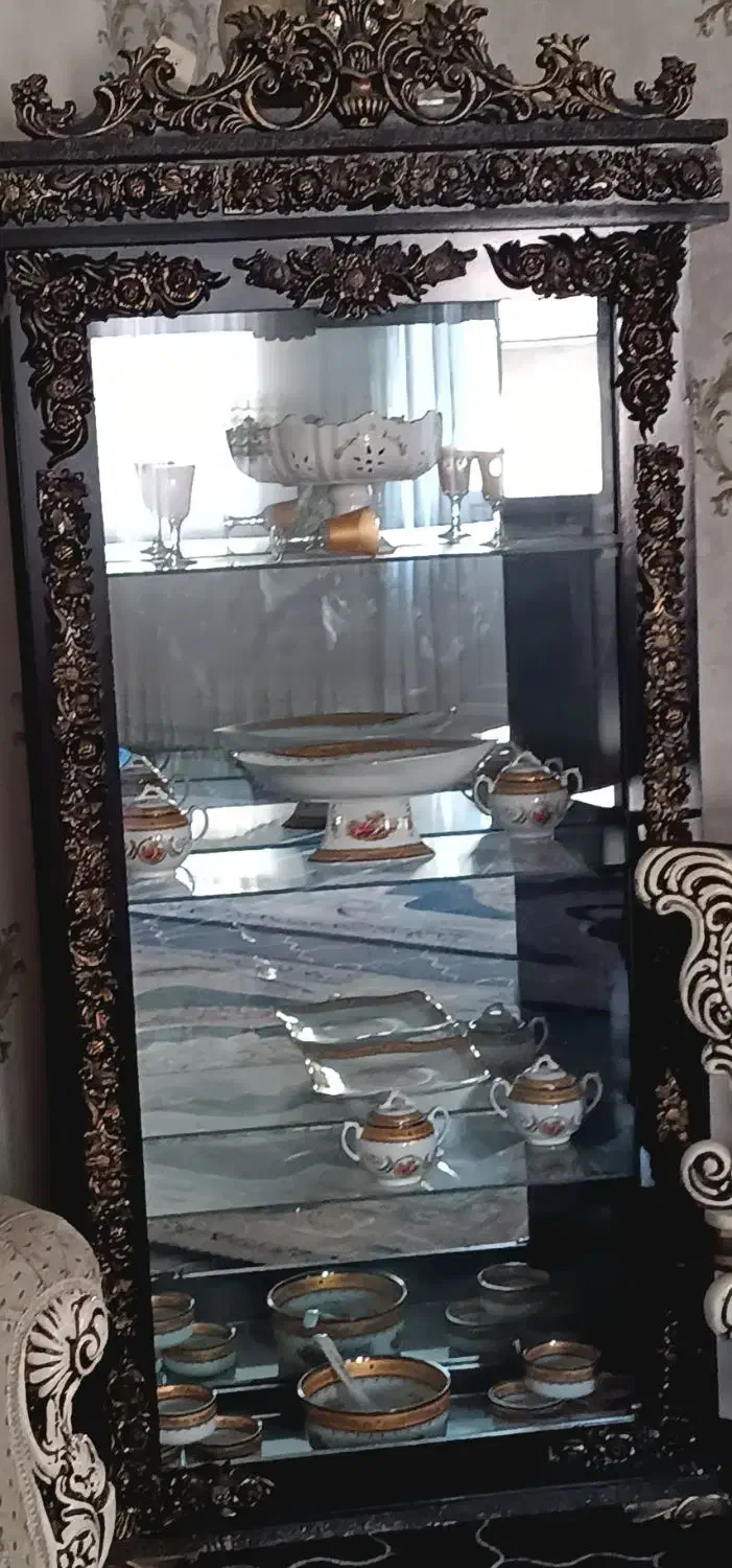 بوفه در رنگ طلایی و مشکی با شیشه های کاملا سالم|بوفه، ویترین، کنسول|ارومیه, |دیوار