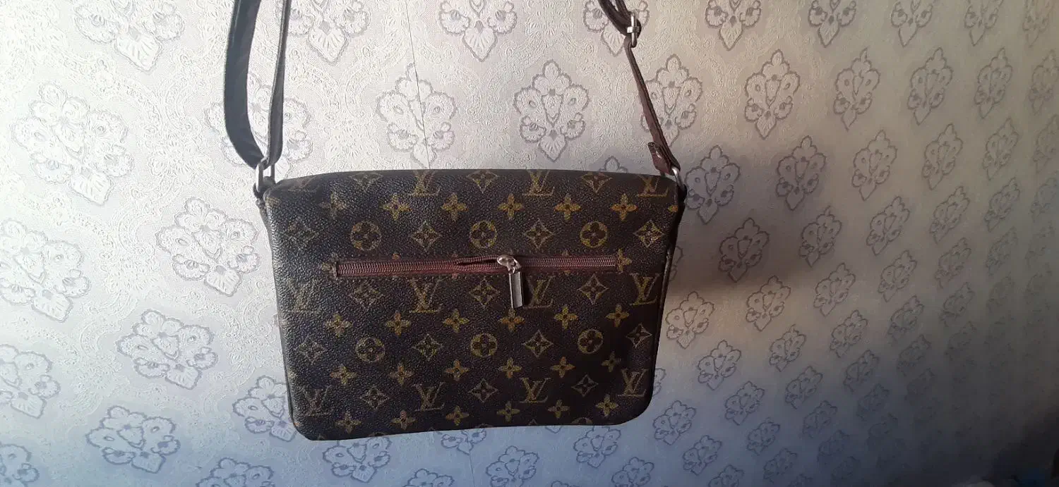 کیف مدل ال وی جادار|کیف، کفش، کمربند|پرند, فاز ۳|دیوار