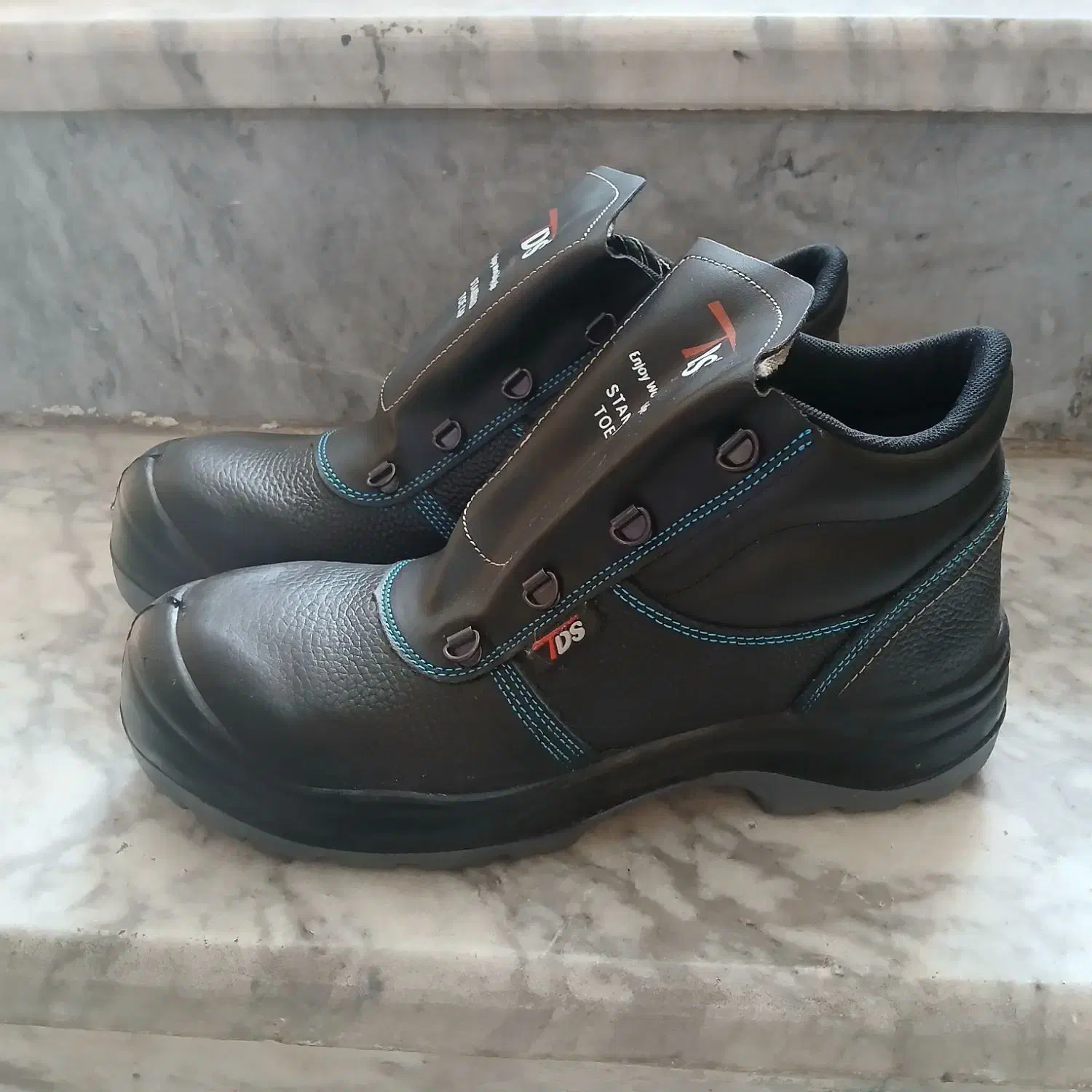 کفش ایمنی|کیف، کفش، کمربند|قدس, شهر‌قدس|دیوار