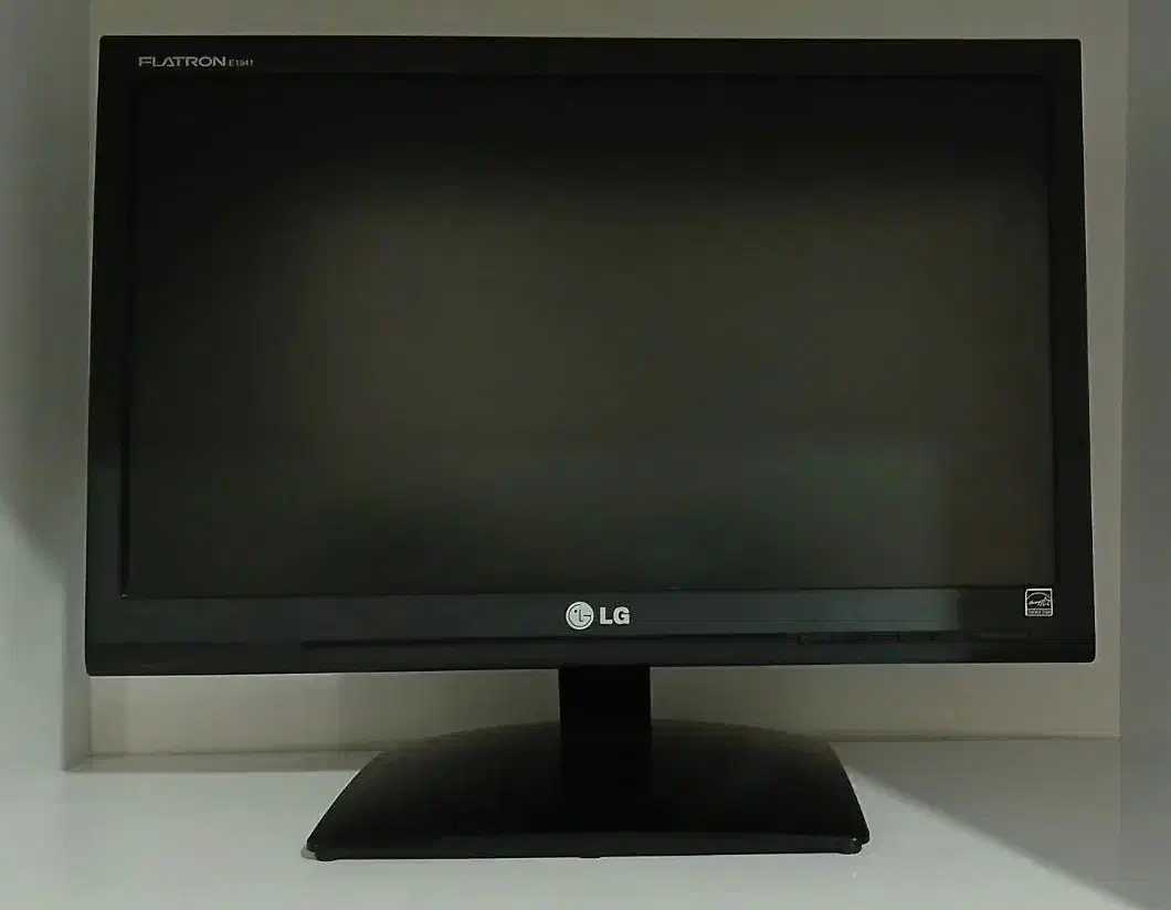 مانیتور ۱۹ اینچ LG|قطعات و لوازم جانبی رایانه|همدان, |دیوار