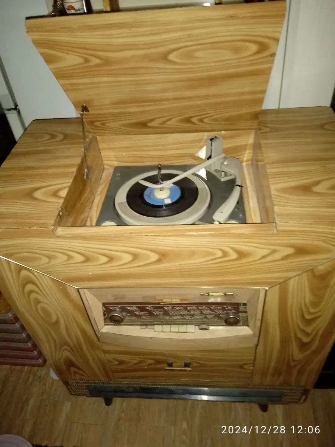 رادیوگرام روسی لامپی بامنقل وماسوره قدیمی|کلکسیون اشیاء عتیقه|تبریز, |دیوار