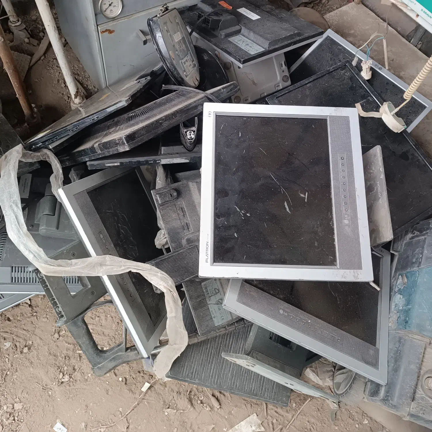 مانیتور خراب|قطعات و لوازم جانبی رایانه|شیراز, کوشک میدان|دیوار