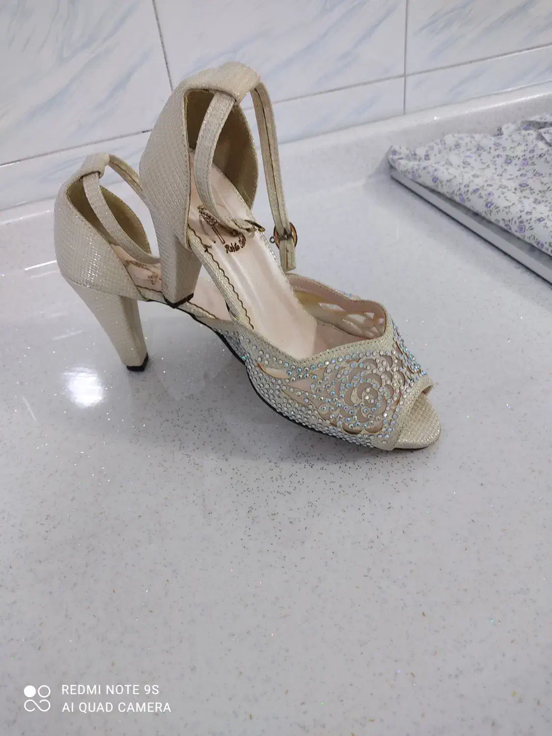 کفش سفید نگین دار اورجینال فقط یک بار استفاده شده|کیف، کفش، کمربند|شاهو, |دیوار