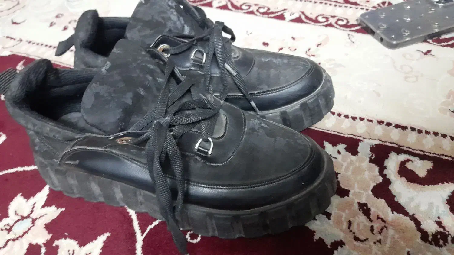 کفش|کیف، کفش، کمربند|میانه, |دیوار