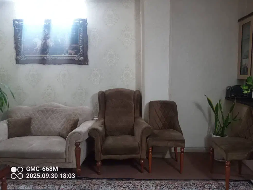 مبل ۷ نفره به همراه سه تا صندلی تک ست خود کار|مبلمان خانگی و میز عسلی|تهران, آهنگ|دیوار
