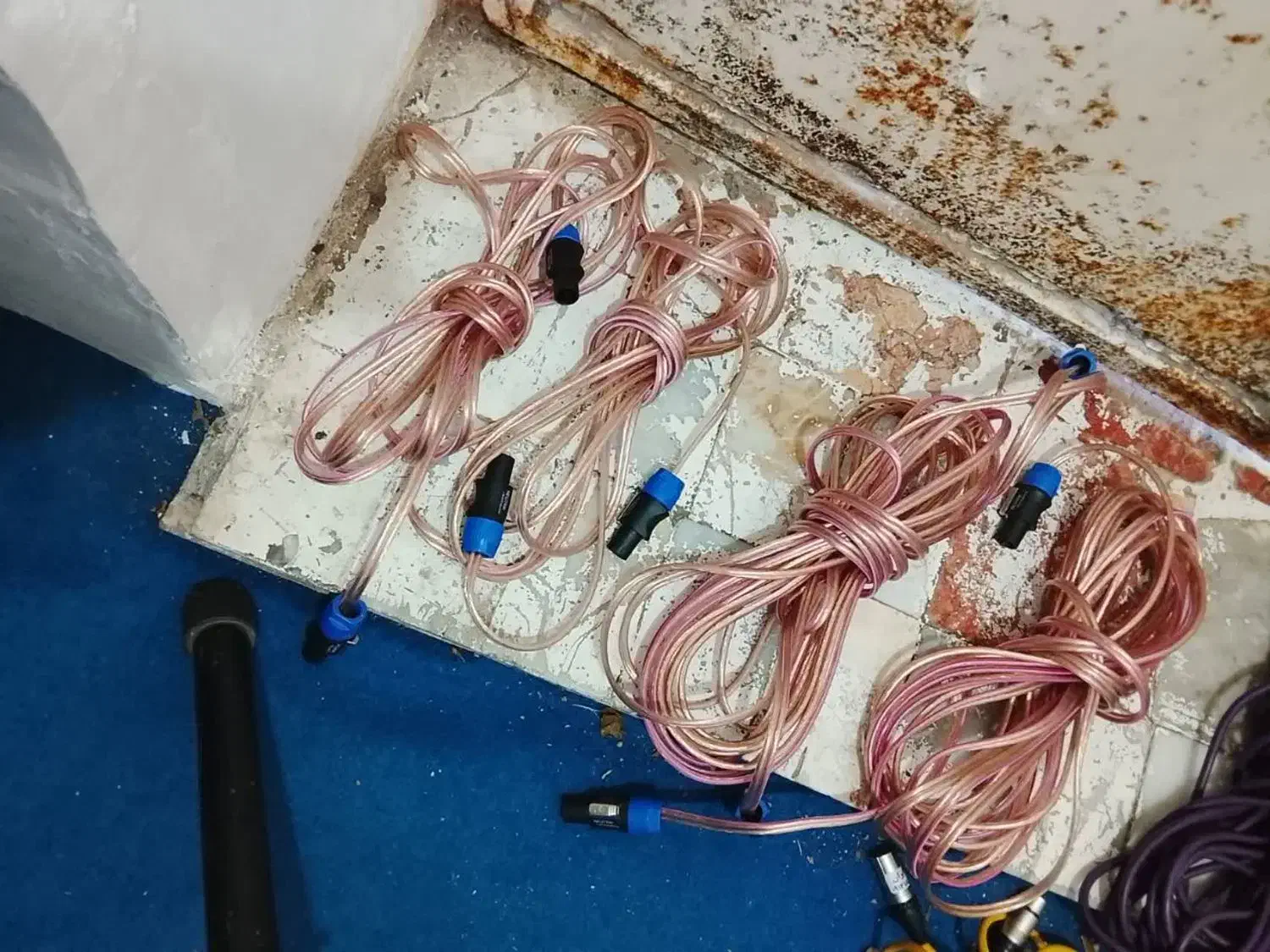 کابل باند|صوتی و تصویری|اندیشه, اندیشه فاز ۱|دیوار