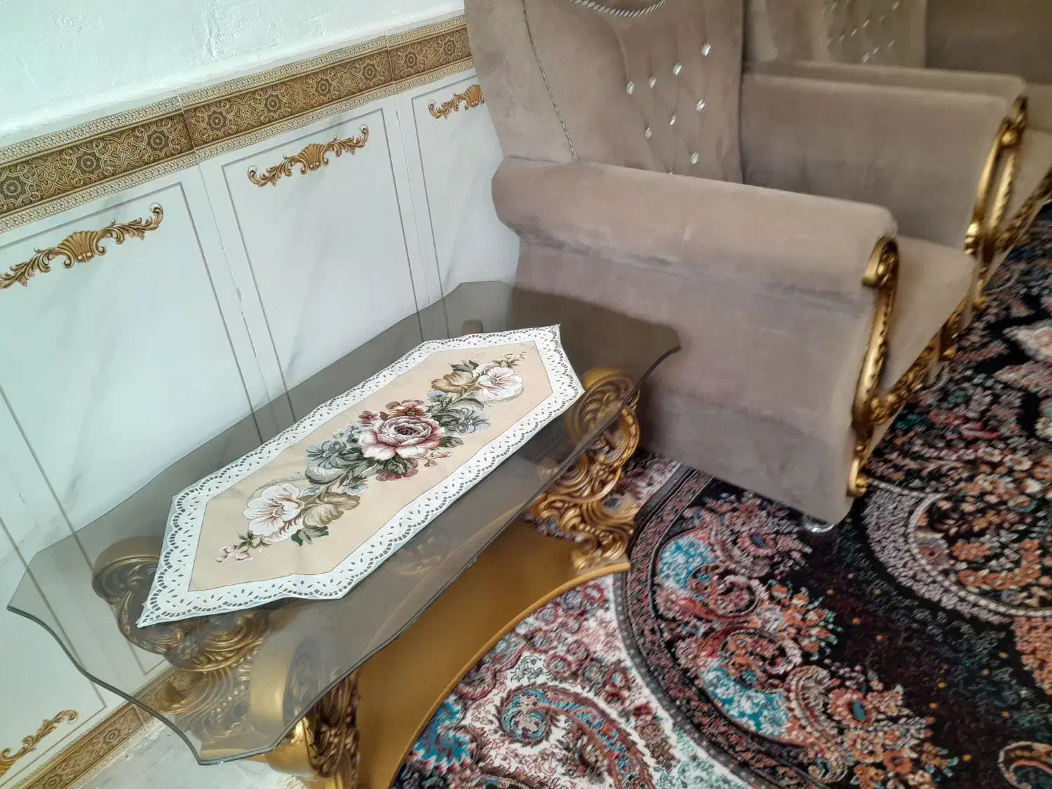 مبل هفت‌نفره.|مبلمان خانگی و میز عسلی|خان ببین, |دیوار