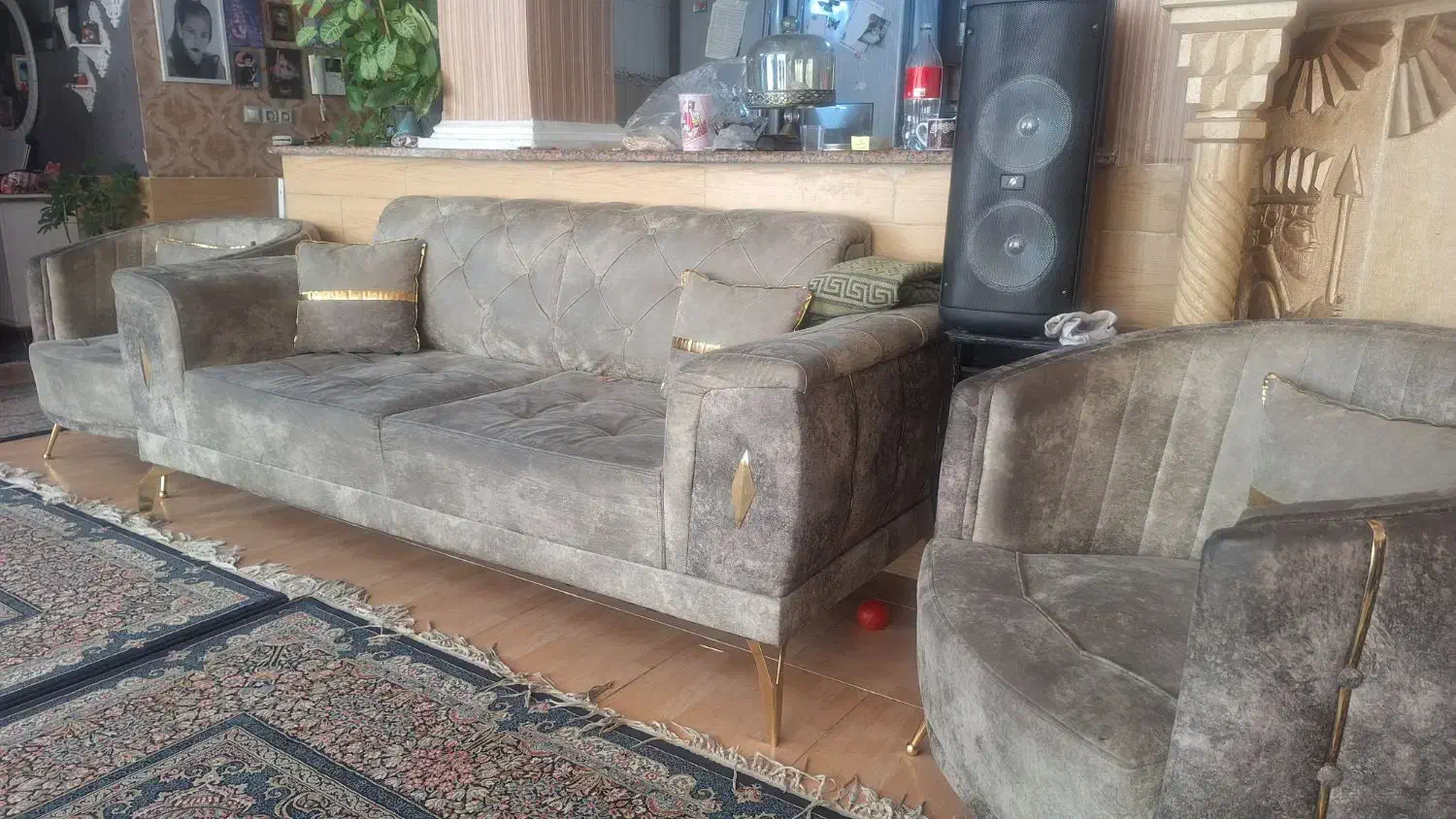 مبل ۵نفره سالم|مبلمان خانگی و میز عسلی|صدرا-فارس, فاز ۱|دیوار