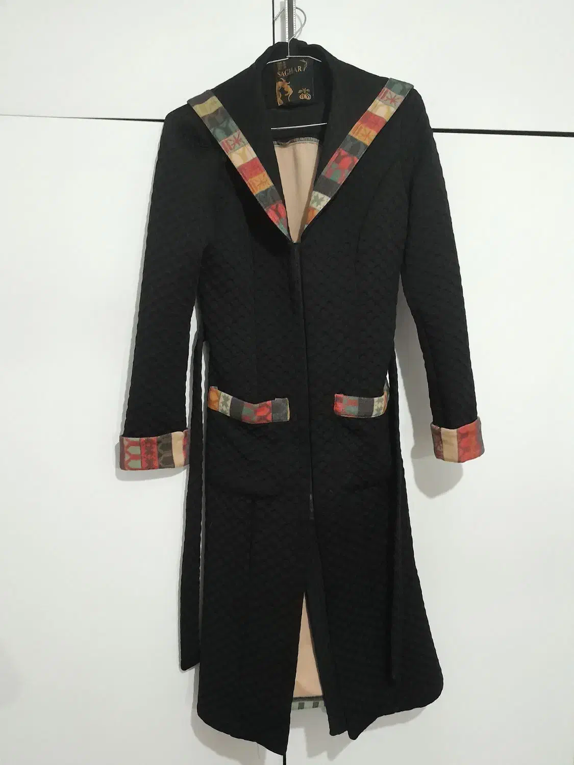 پالتو زنانه|لباس|رشت, دخانیات|دیوار