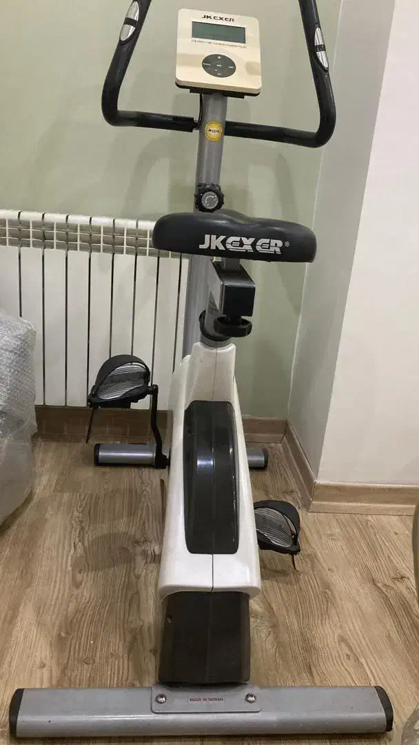 دوچرخه ثابت|تجهیزات ورزشی|رباط‌کریم, رباط‌کریم|دیوار