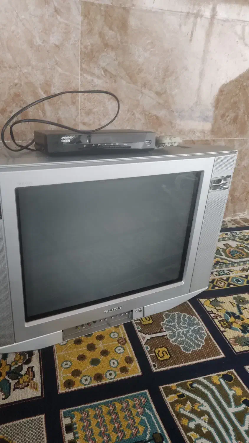 تلویزیون ۲۱اینچ کاملا سالم همراه با دستگاه دیجیتال|تلویزیون و پروژکتور|لولمان, |دیوار