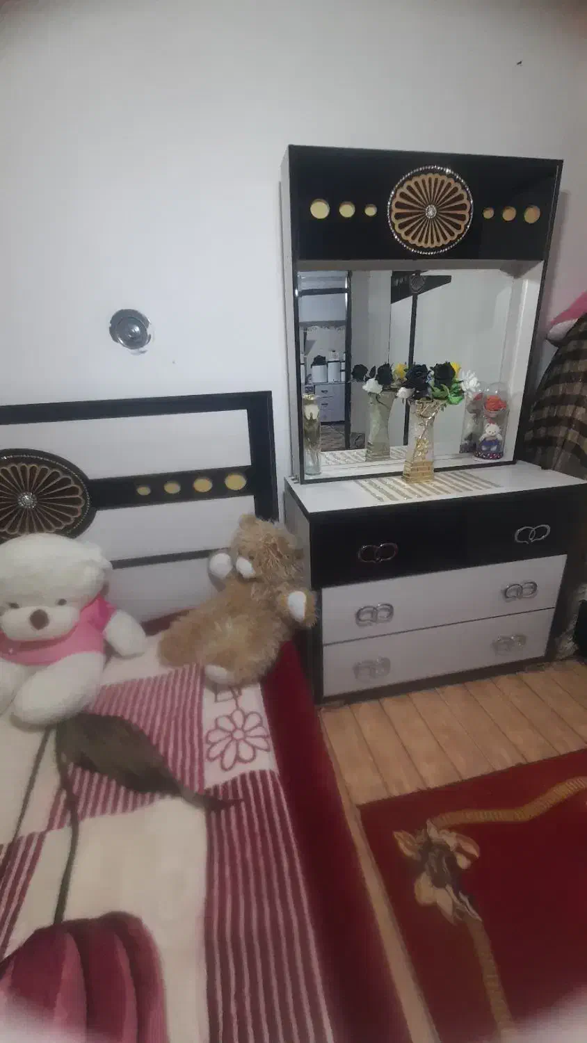 تخت خواب و میز آرایش|تخت و سرویس خواب|ماکو, |دیوار