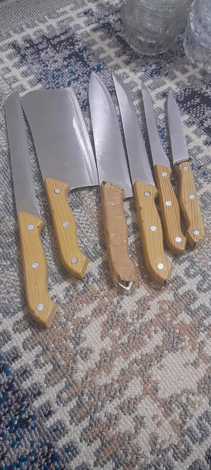 یه ست چاقو ک نیاز به تیز کردن داره با ظروف|ظروف سرو و پذیرایی|قم, شهر قائم|دیوار