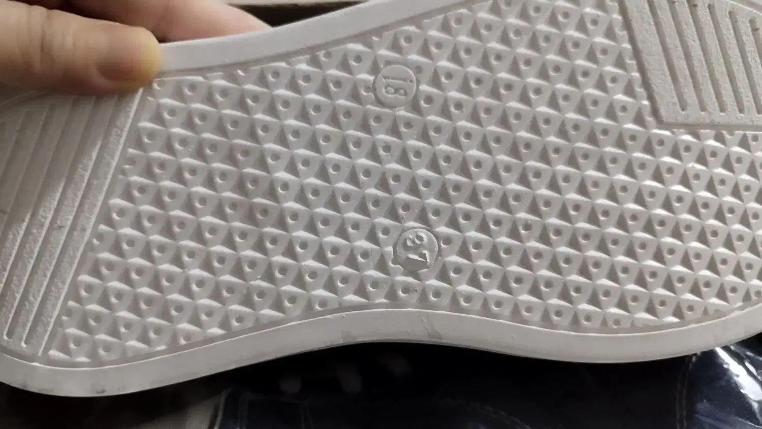 کفش|کیف، کفش، کمربند|مشهد, نیزه|دیوار