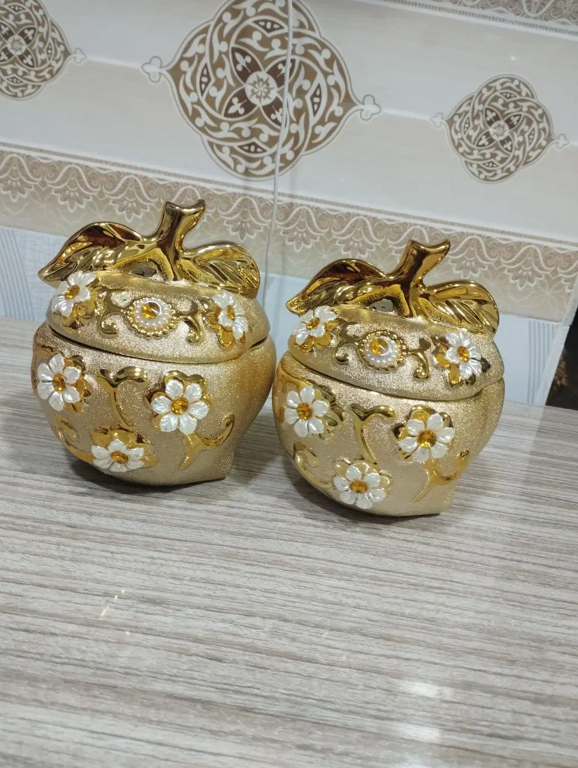 پذیرایی .|ظروف سرو و پذیرایی|میانه, |دیوار