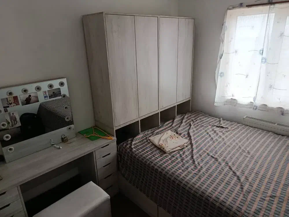 تخت خواب دونفره و میز آرایش|تخت و سرویس خواب|بندر انزلی, مسکن مهر|دیوار