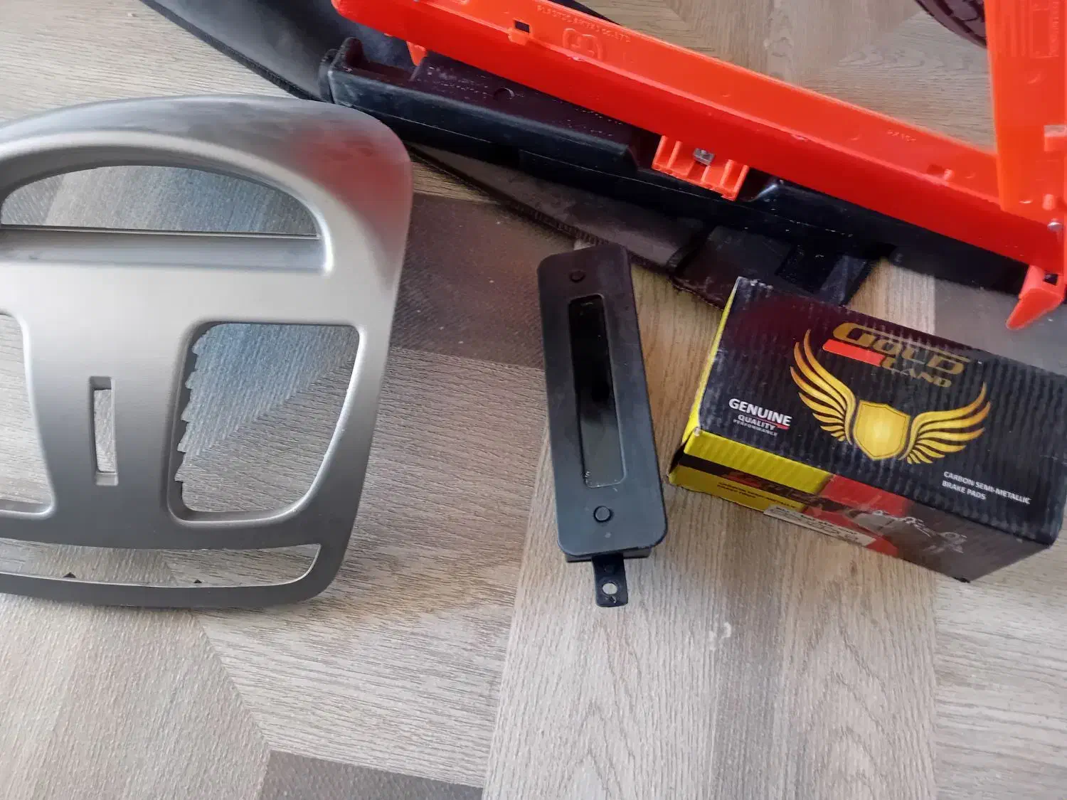 لنت ترمز وساعت کوییک|قطعات یدکی و لوازم جانبی|یزد, |دیوار