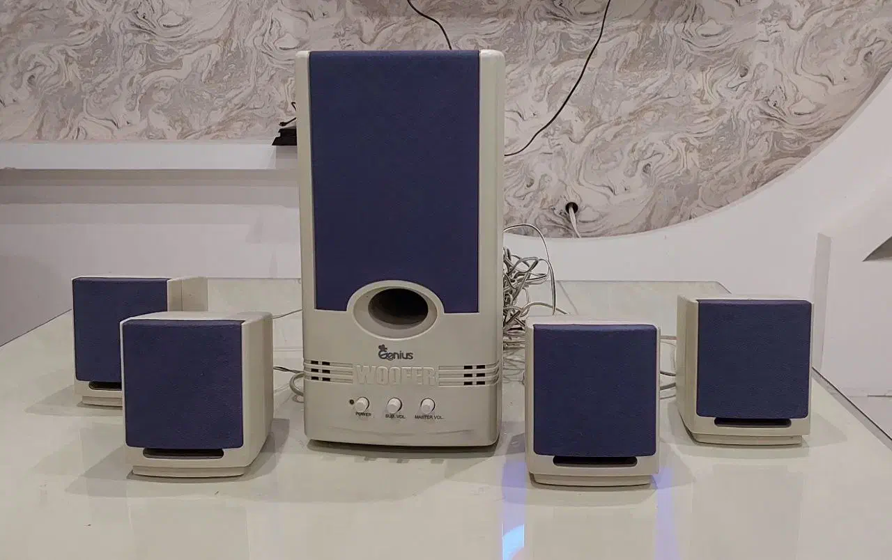 تعدادی اسپیکر، پرینتر و دستگاه گیرنده و ps|قطعات و لوازم جانبی رایانه|اندیشه, اندیشه فاز ۱|دیوار