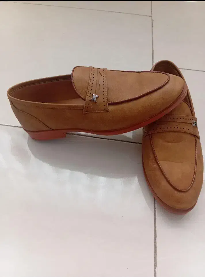 کفش مجلسی|لباس|مشهد, عبادی|دیوار