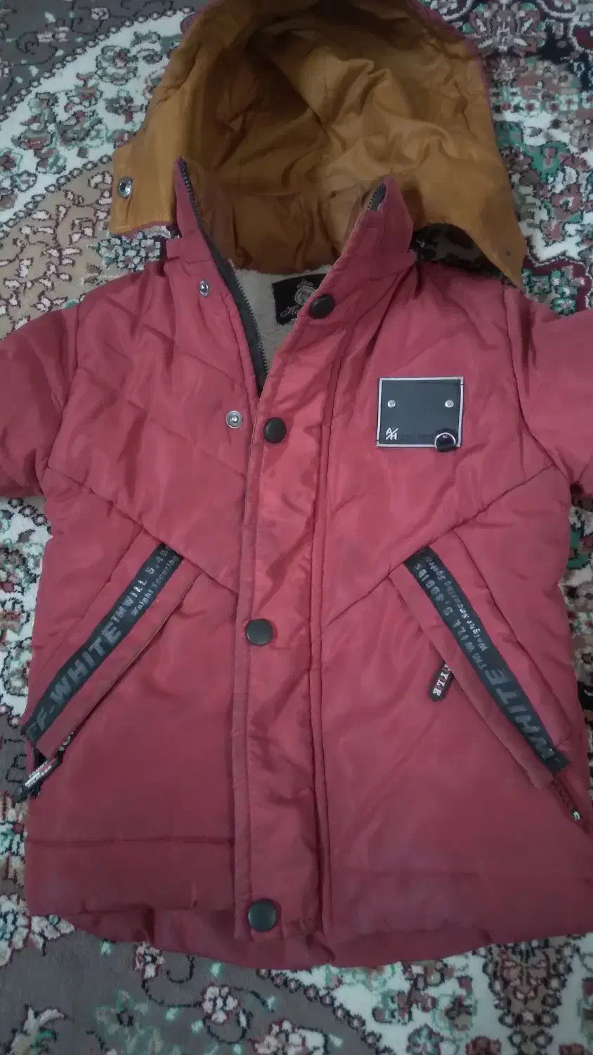 کاپشن|کفش و لباس بچه|قم, منبع آب|دیوار