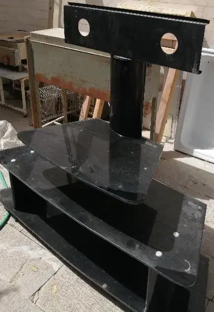 میز تلویزیون شیشه ای درجه یک واقعا در حد نو|میز تلویزیون|برخوار, |دیوار