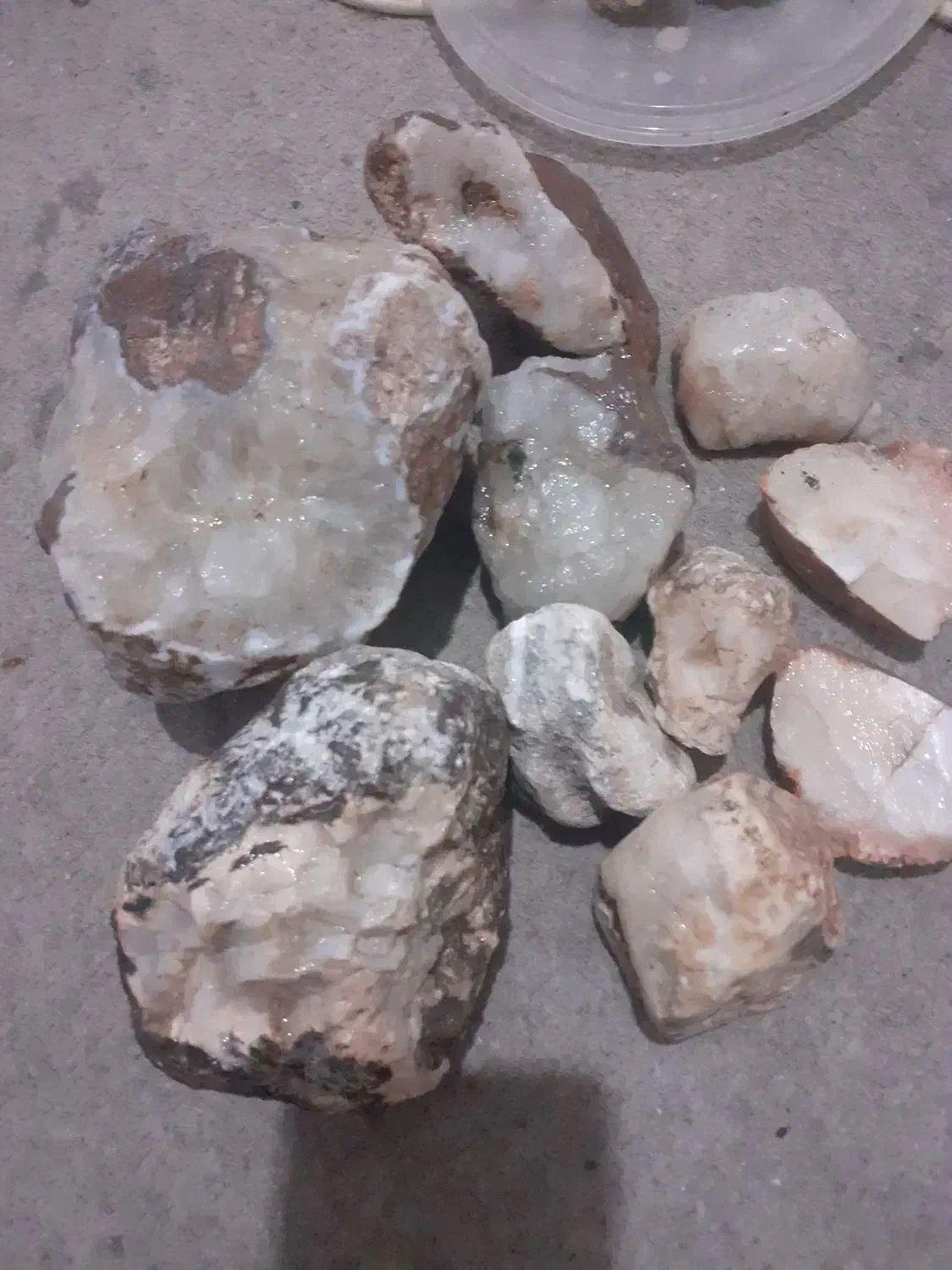 تعدادی سنگ کوارتز|جواهرات|قزوین, |دیوار