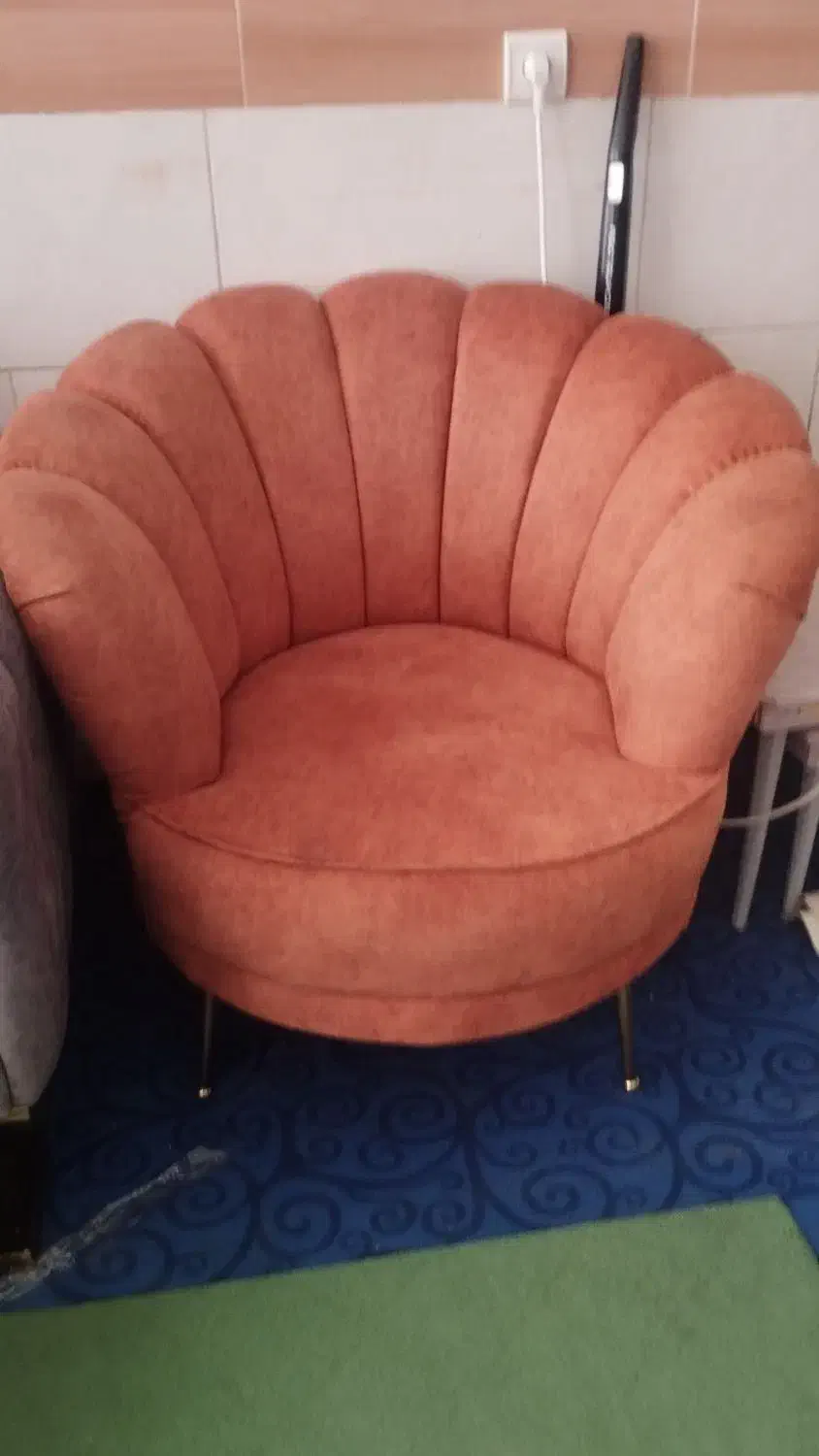 مبل هفت نفره در حد نو پایه فلزی|مبلمان خانگی و میز عسلی|هشتگرد, هشتگرد قدیم|دیوار