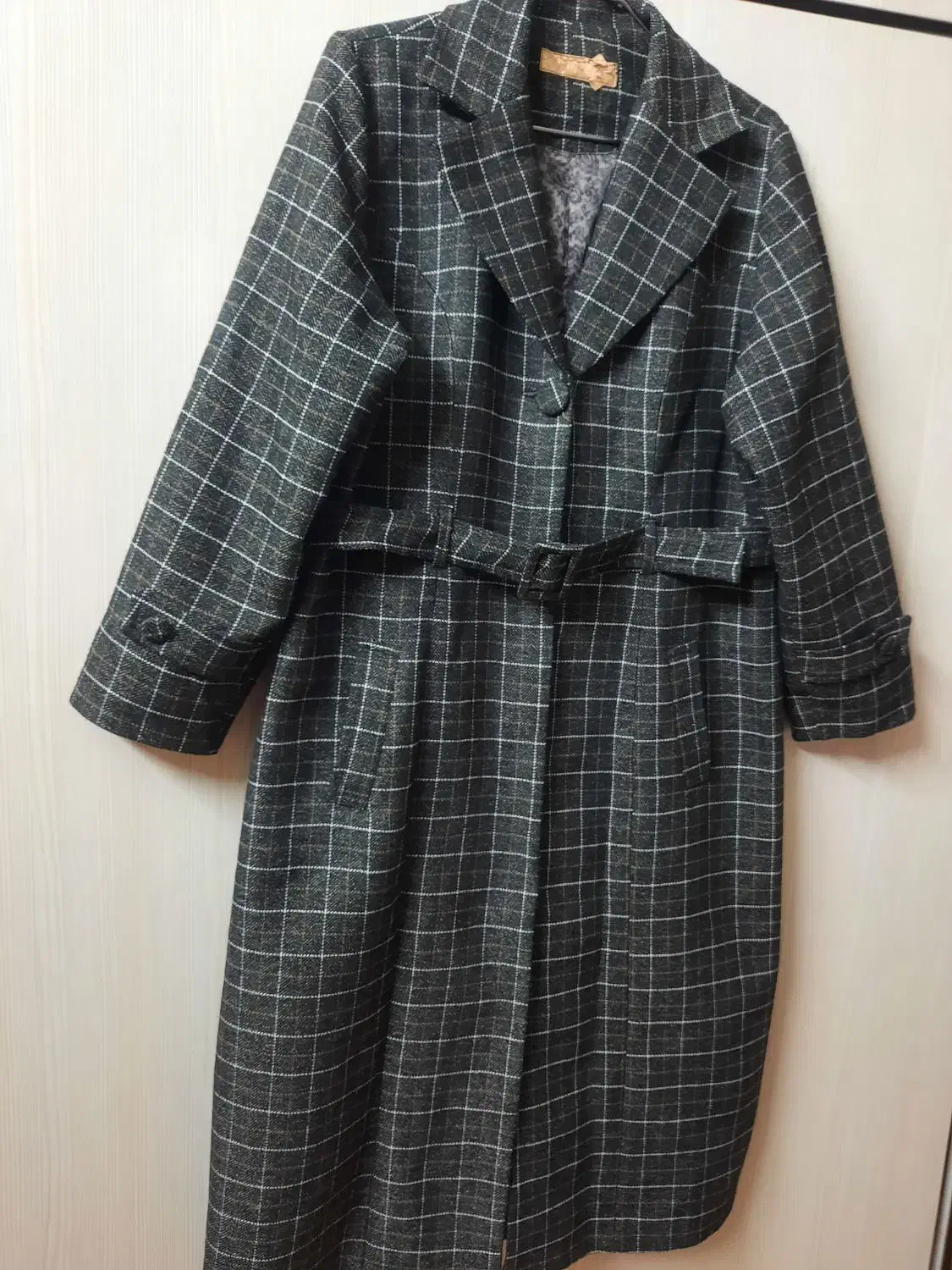 پالتو|لباس|مشهد, کارمندان دوم|دیوار