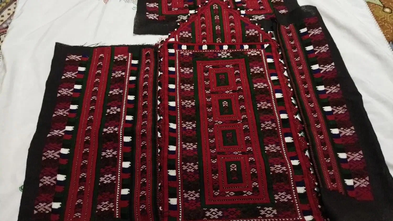 بدن آستین دست دوز|لباس|سراوان, |دیوار