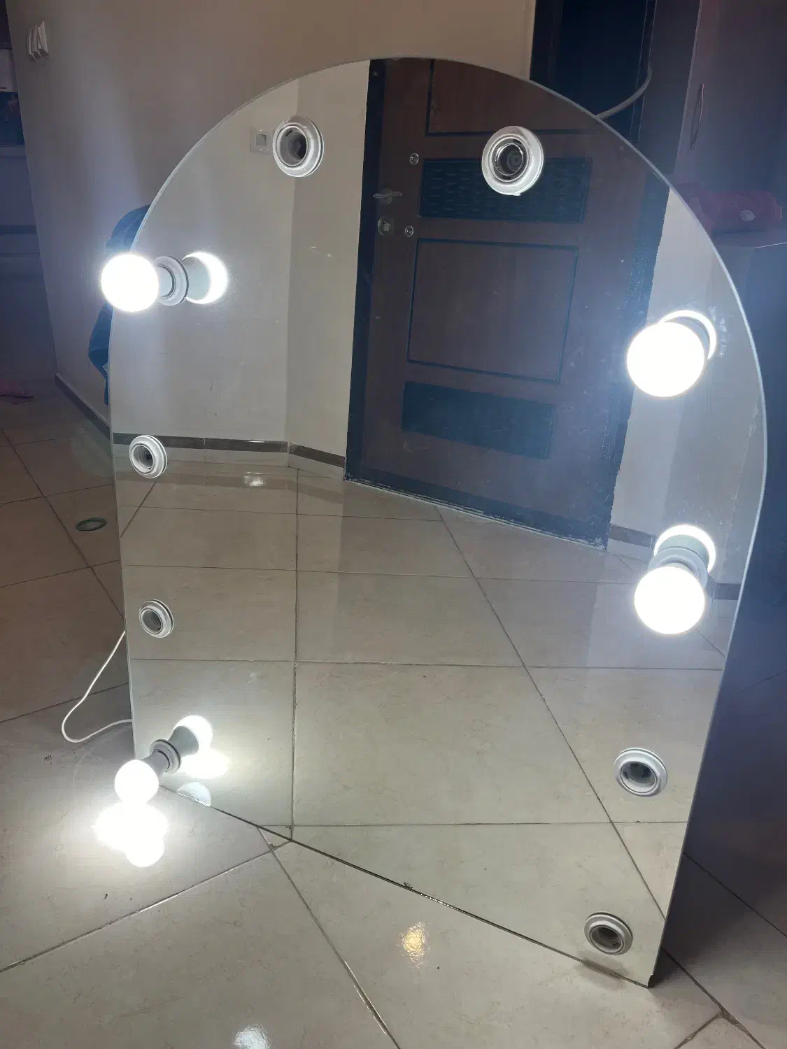 آینه چراغ دار|آرایشگاه و سالن‌های زیبایی|رشت, جهاد|دیوار