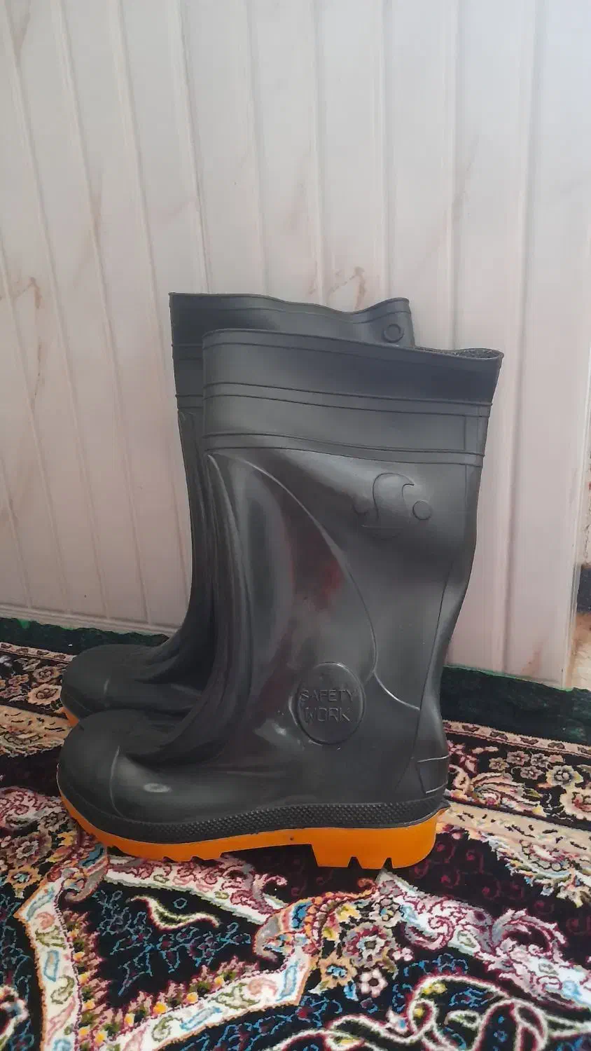 چکمه ایمنی|کیف، کفش، کمربند|شیراز, دست خضر|دیوار