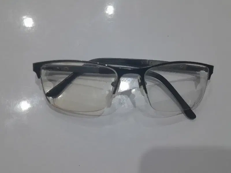 عینک طبی  (گمشده)|اشیا|اسفراین, |دیوار